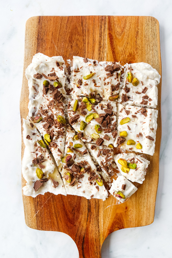 coconut yoghurt bark with dark chocolate and pistaccios